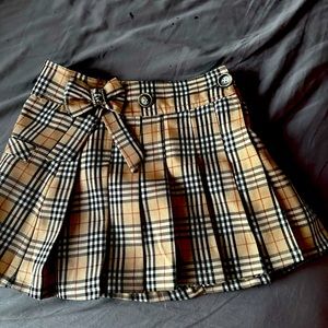 Girls, Burberry skirt